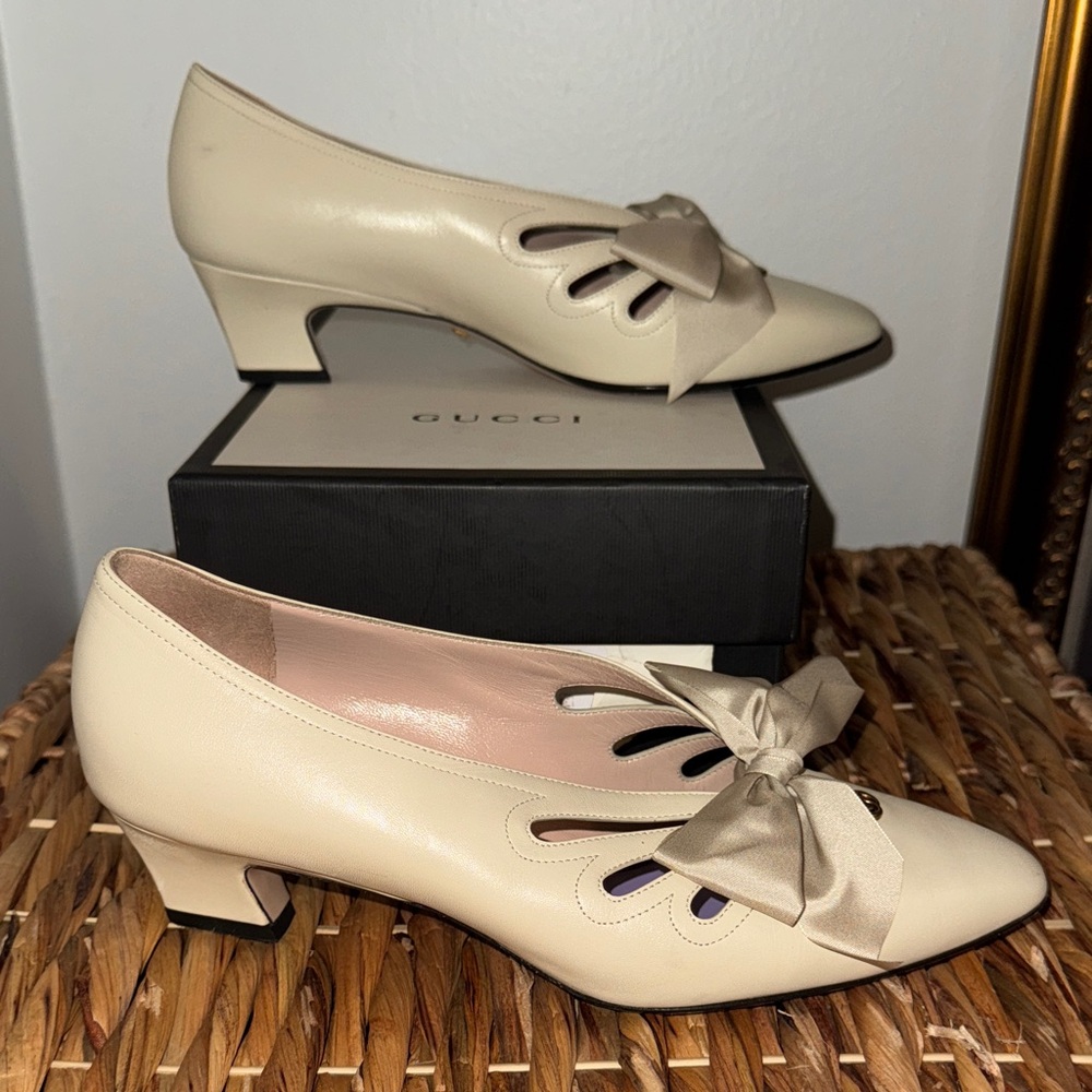 Gucci Cream Heels with Bow Accent - Picture 2 of 6